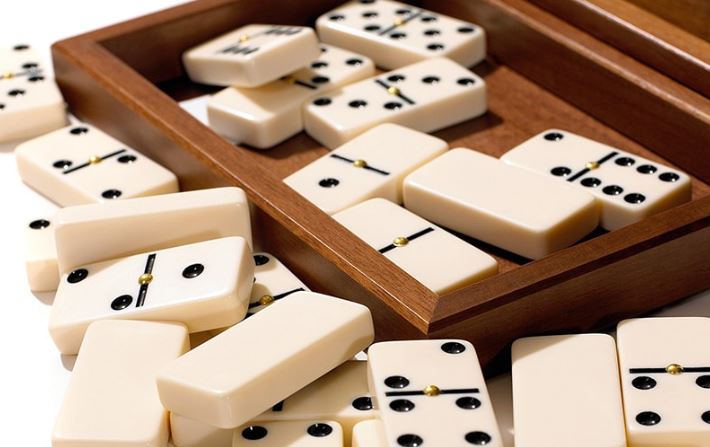 Domino, tarih boyunca milyonlarca oyuncunun keyif aldığı eşsiz bir strateji oyunudur. Taşların sıralanışıyla oluşturulan kombinasyonları keşfedin ve bu klasik oyunun sıra dışı cazibesine kapılın!