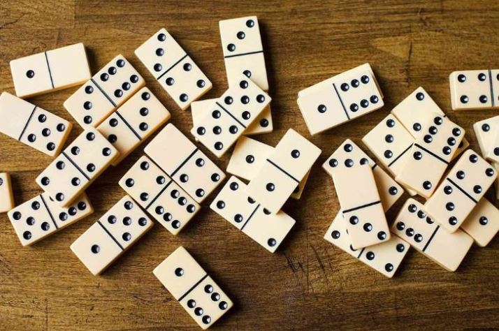 Domino, strateji ve eğlencenin bir araya geldiği klasik bir oyundur. Temel kurallarından ileri stratejilere, Domino'nun nasıl oynandığını adım adım öğrenin ve rakiplerinize karşı avantaj elde edin!